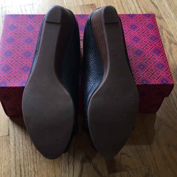 Tory Butch Women's size 8 black open toe wedge - Picture 4 of 4